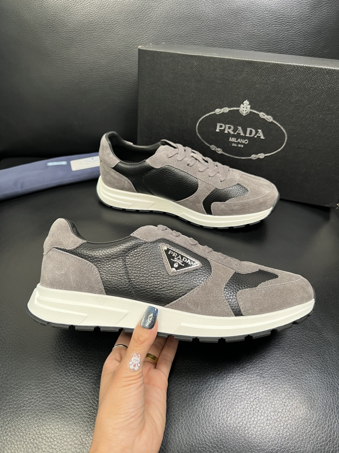 Prada 顶级工艺品，普拉达 专柜同步，原厂配置意大利进口牛皮面料，进口牛皮内里垫，透气舒适，鞋底：原
