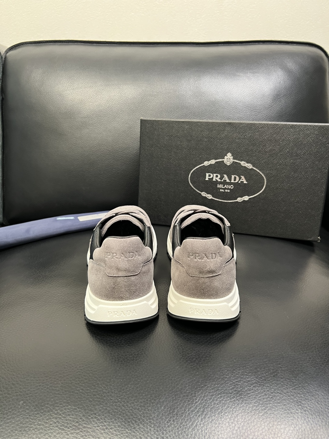 Prada 顶级工艺品，普拉达 专柜同步，原厂配置意大利进口牛皮面料，进口牛皮内里垫，透气舒适，鞋底：原