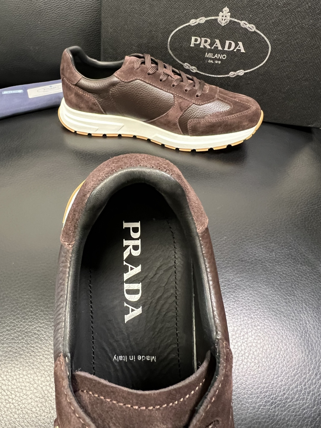 Prada 顶级工艺品，普拉达 专柜同步，原厂配置意大利进口牛皮面料，进口牛皮内里垫，透气舒适，鞋底：原