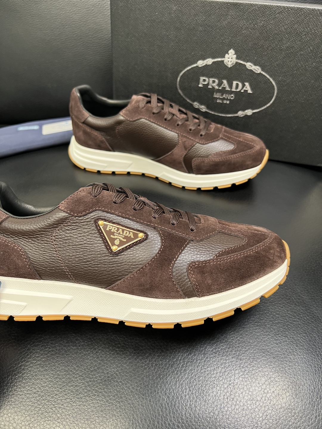 Prada 顶级工艺品，普拉达 专柜同步，原厂配置意大利进口牛皮面料，进口牛皮内里垫，透气舒适，鞋底：原