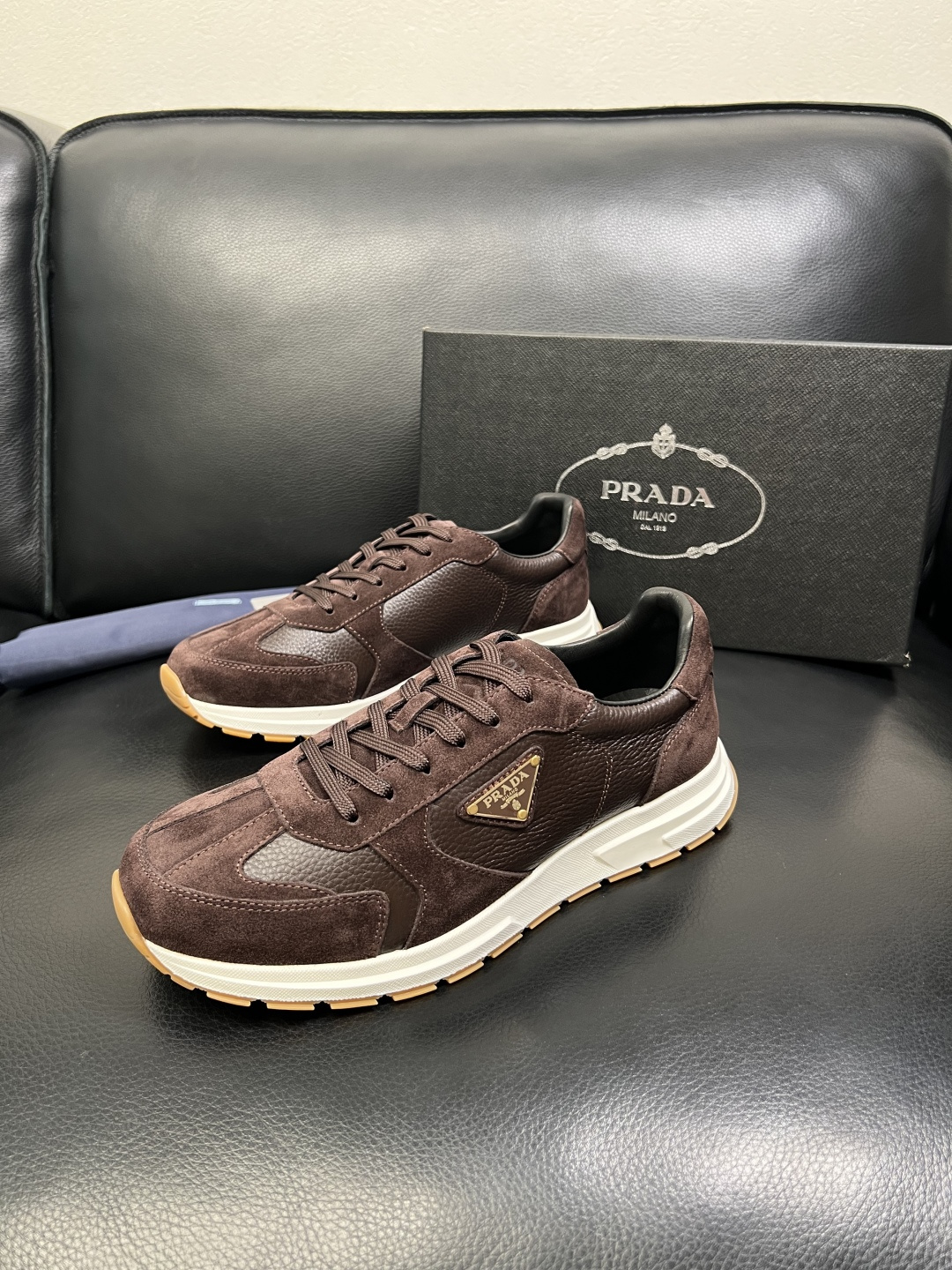 Prada 顶级工艺品，普拉达 专柜同步，原厂配置意大利进口牛皮面料，进口牛皮内里垫，透气舒适，鞋底：原