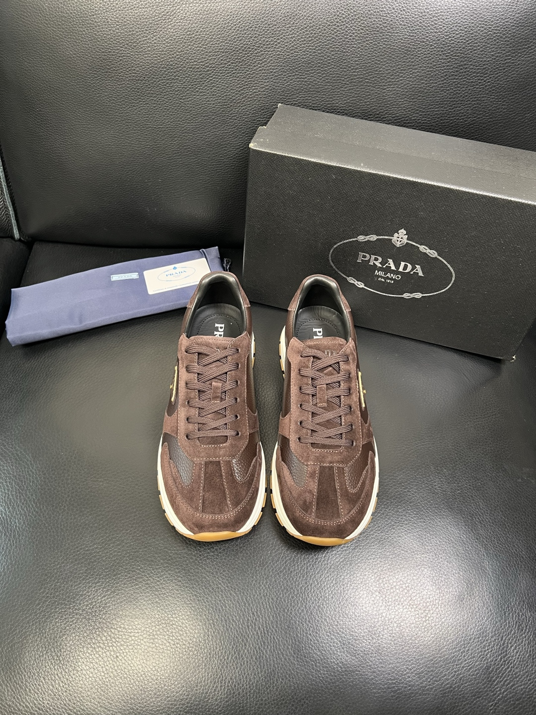 Prada 顶级工艺品，普拉达 专柜同步，原厂配置意大利进口牛皮面料，进口牛皮内里垫，透气舒适，鞋底：原