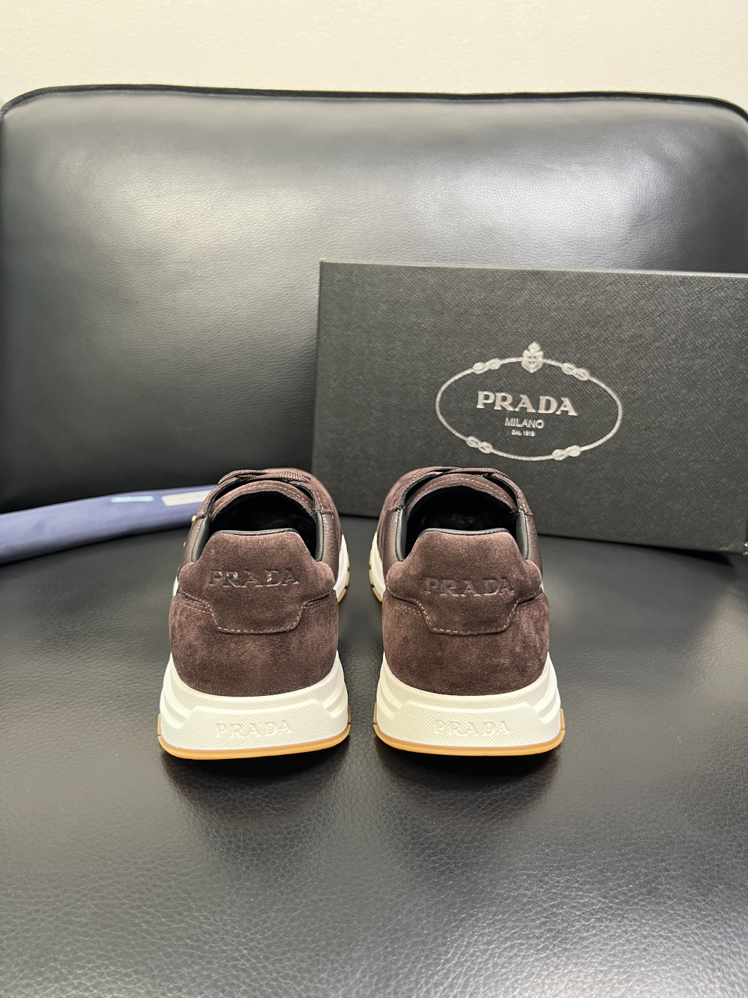 Prada 顶级工艺品，普拉达 专柜同步，原厂配置意大利进口牛皮面料，进口牛皮内里垫，透气舒适，鞋底：原