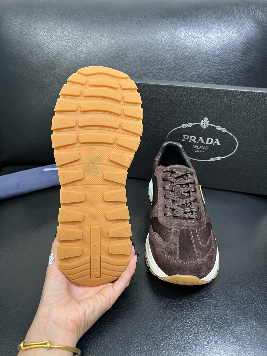 Prada 顶级工艺品，普拉达 专柜同步，原厂配置意大利进口牛皮面料，进口牛皮内里垫，透气舒适，鞋底：原