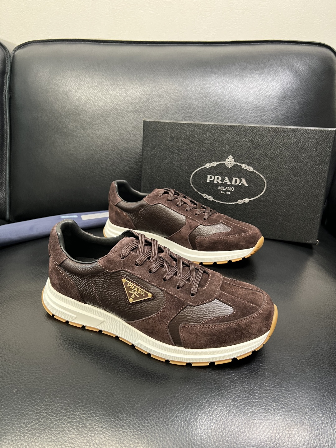 Prada 顶级工艺品，普拉达 专柜同步，原厂配置意大利进口牛皮面料，进口牛皮内里垫，透气舒适，鞋底：原