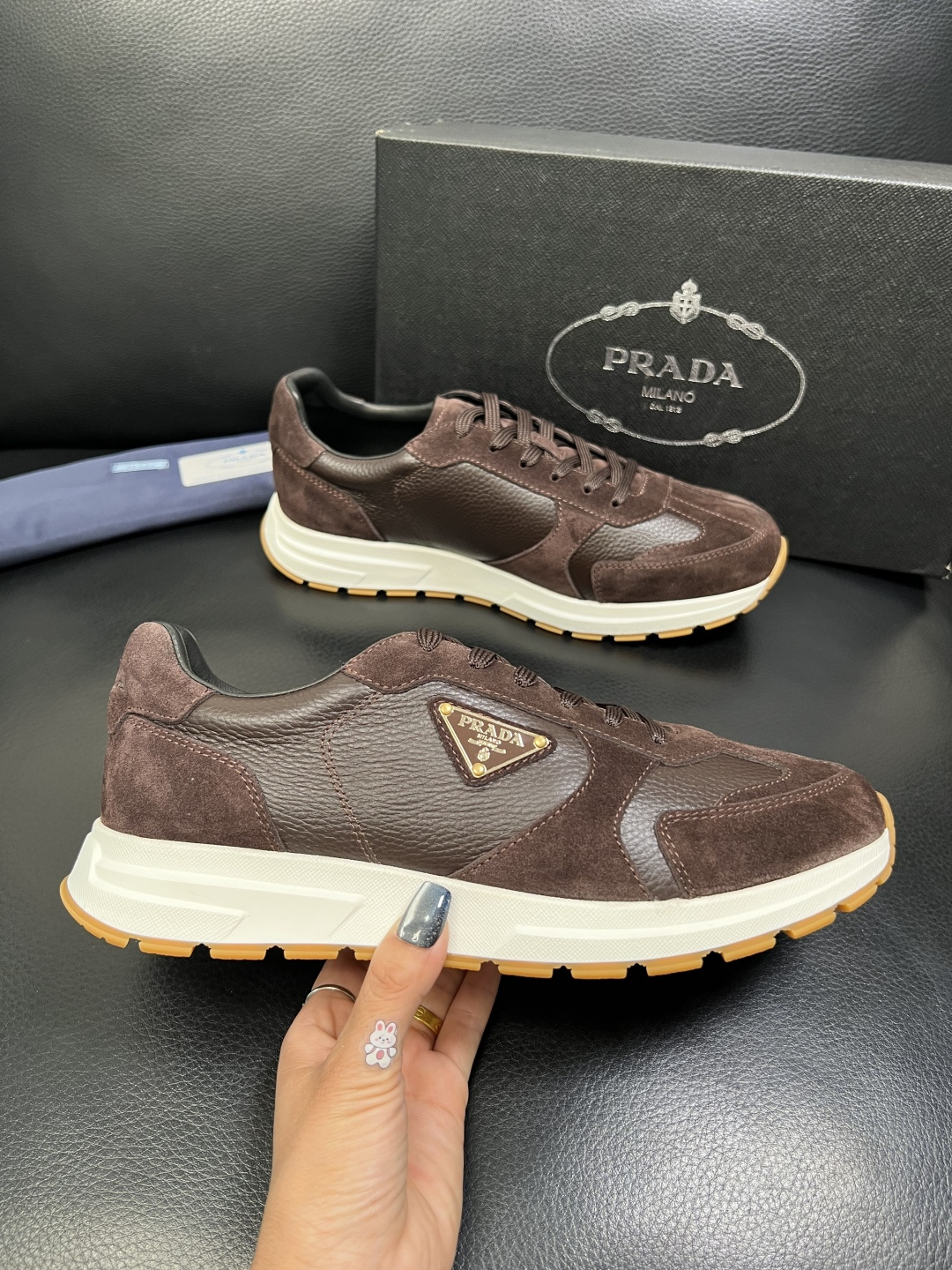 Prada 顶级工艺品，普拉达 专柜同步，原厂配置意大利进口牛皮面料，进口牛皮内里垫，透气舒适，鞋底：原
