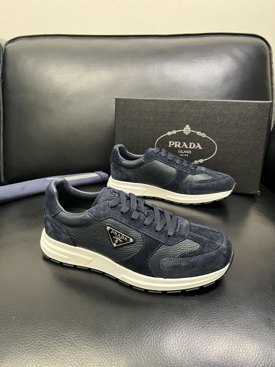 Prada 顶级工艺品，普拉达 专柜同步，原厂配置意大利进口牛皮面料，进口牛皮内里垫，透气舒适，鞋底：原