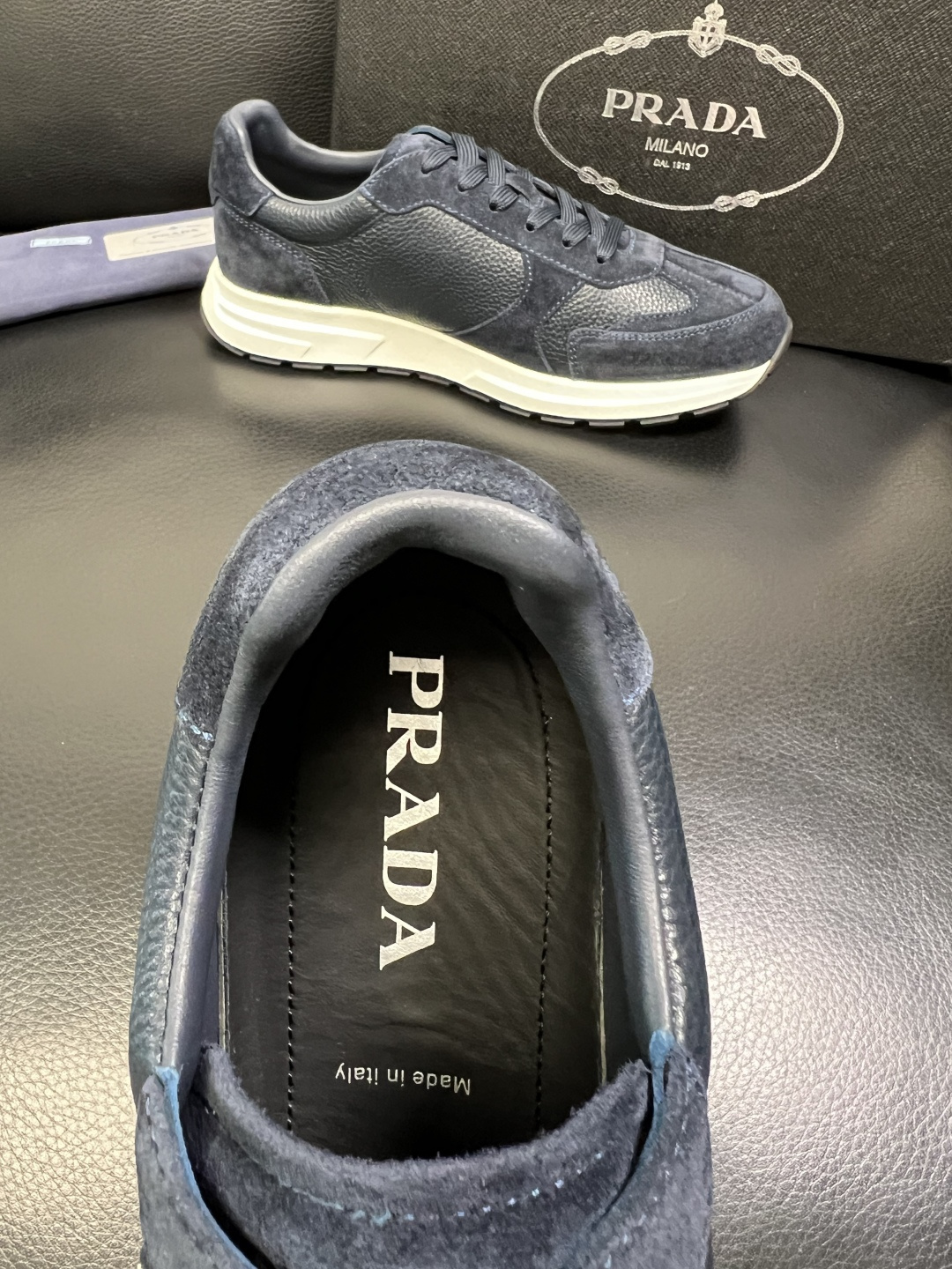 Prada 顶级工艺品，普拉达 专柜同步，原厂配置意大利进口牛皮面料，进口牛皮内里垫，透气舒适，鞋底：原