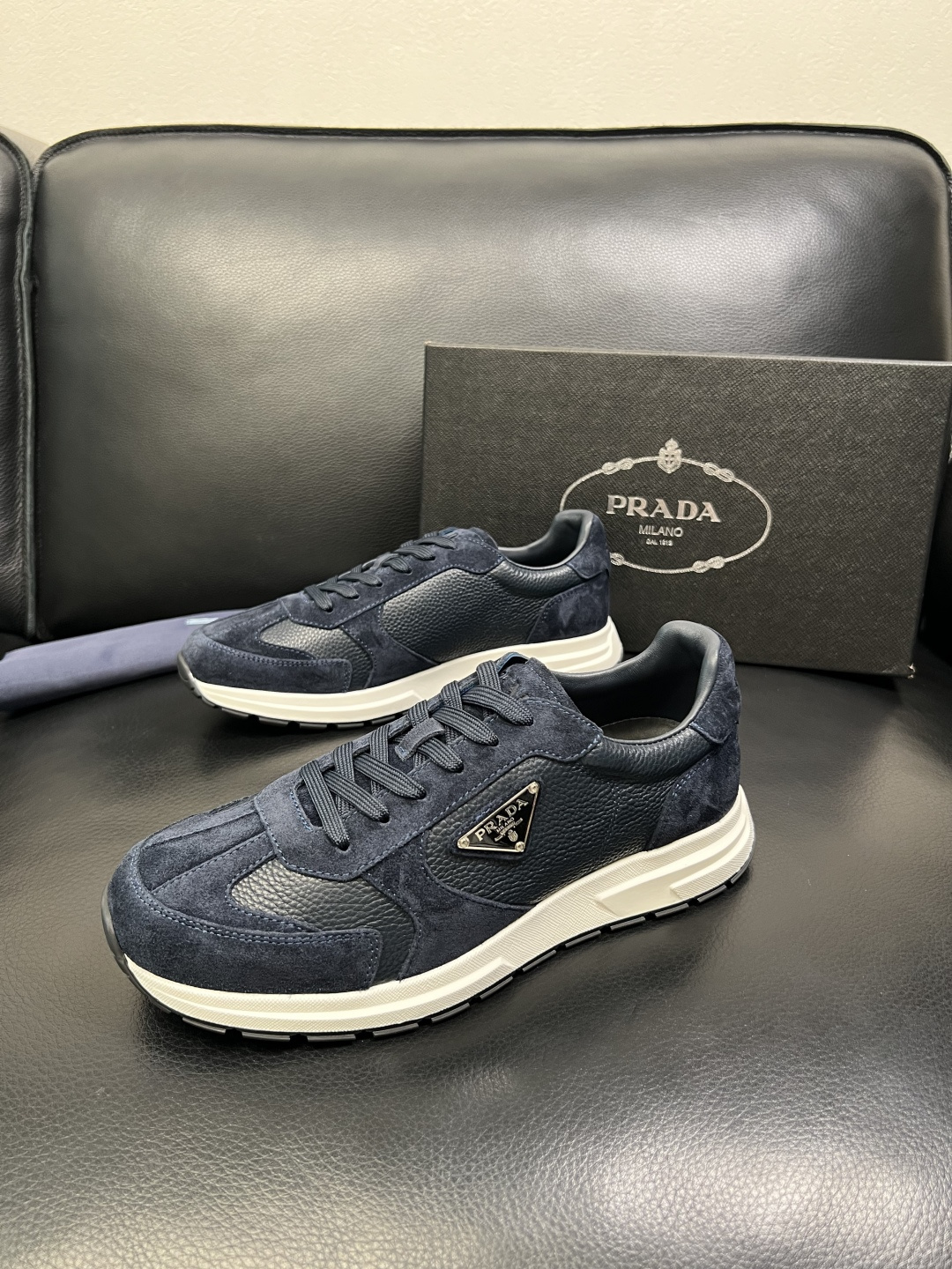 Prada 顶级工艺品，普拉达 专柜同步，原厂配置意大利进口牛皮面料，进口牛皮内里垫，透气舒适，鞋底：原