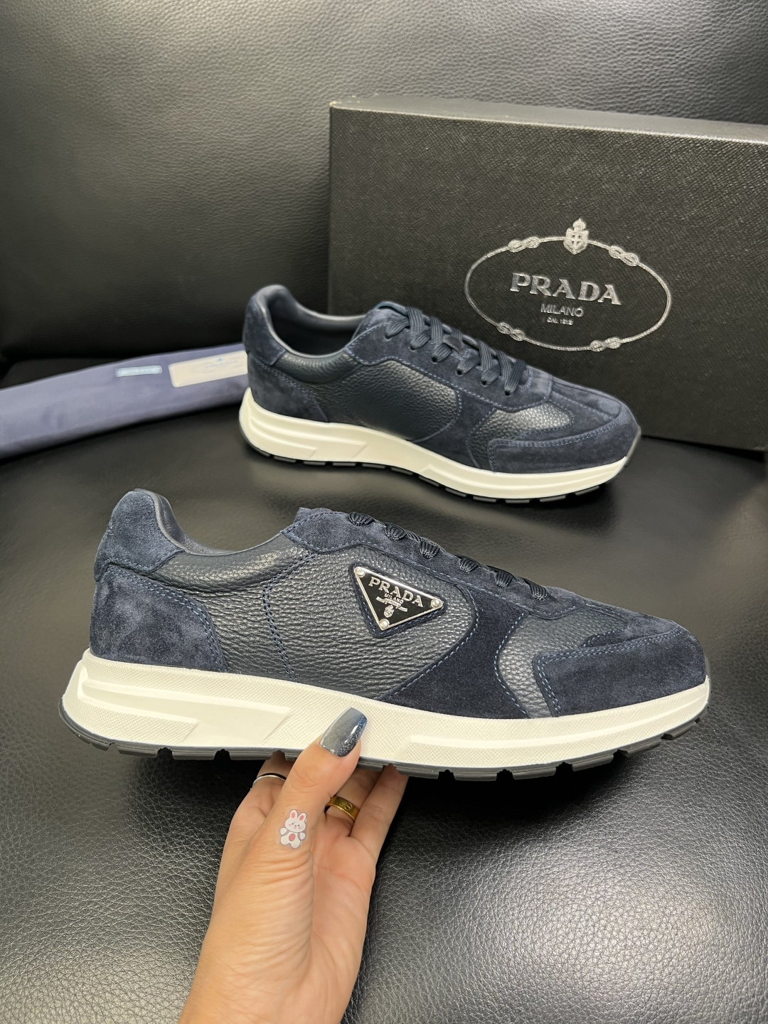 Prada 顶级工艺品，普拉达 专柜同步，原厂配置意大利进口牛皮面料，进口牛皮内里垫，透气舒适，鞋底：原