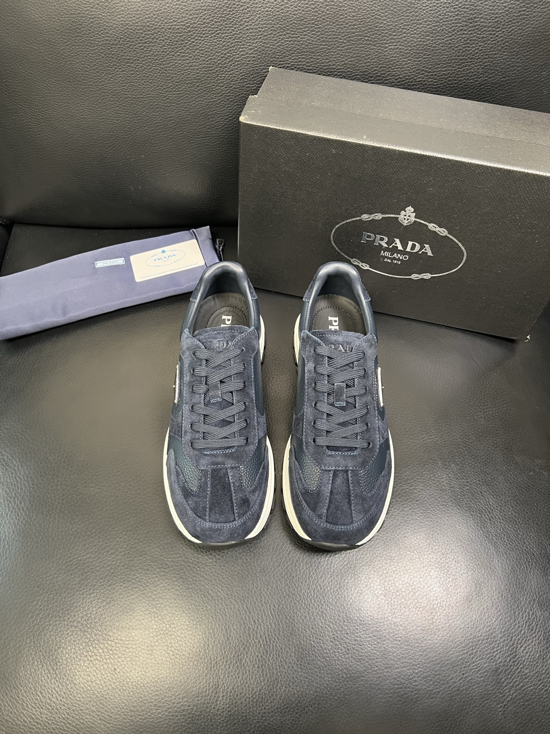 Prada 顶级工艺品，普拉达 专柜同步，原厂配置意大利进口牛皮面料，进口牛皮内里垫，透气舒适，鞋底：原