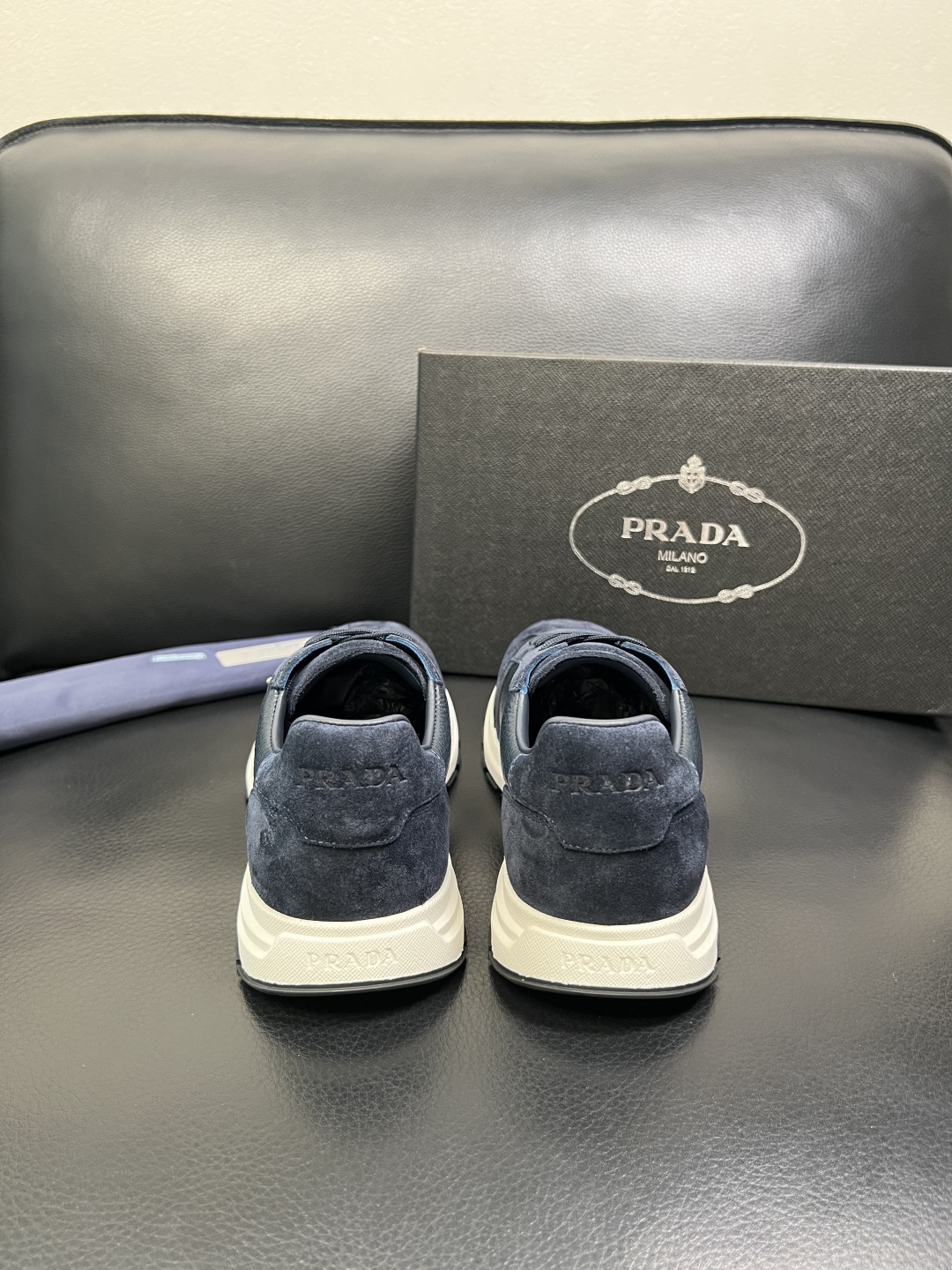 Prada 顶级工艺品，普拉达 专柜同步，原厂配置意大利进口牛皮面料，进口牛皮内里垫，透气舒适，鞋底：原