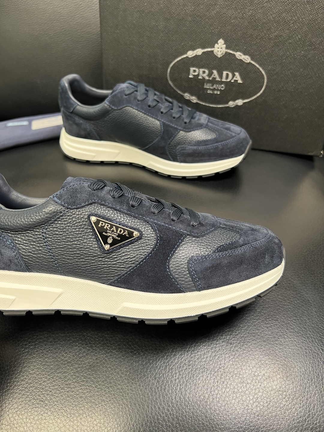Prada 顶级工艺品，普拉达 专柜同步，原厂配置意大利进口牛皮面料，进口牛皮内里垫，透气舒适，鞋底：原
