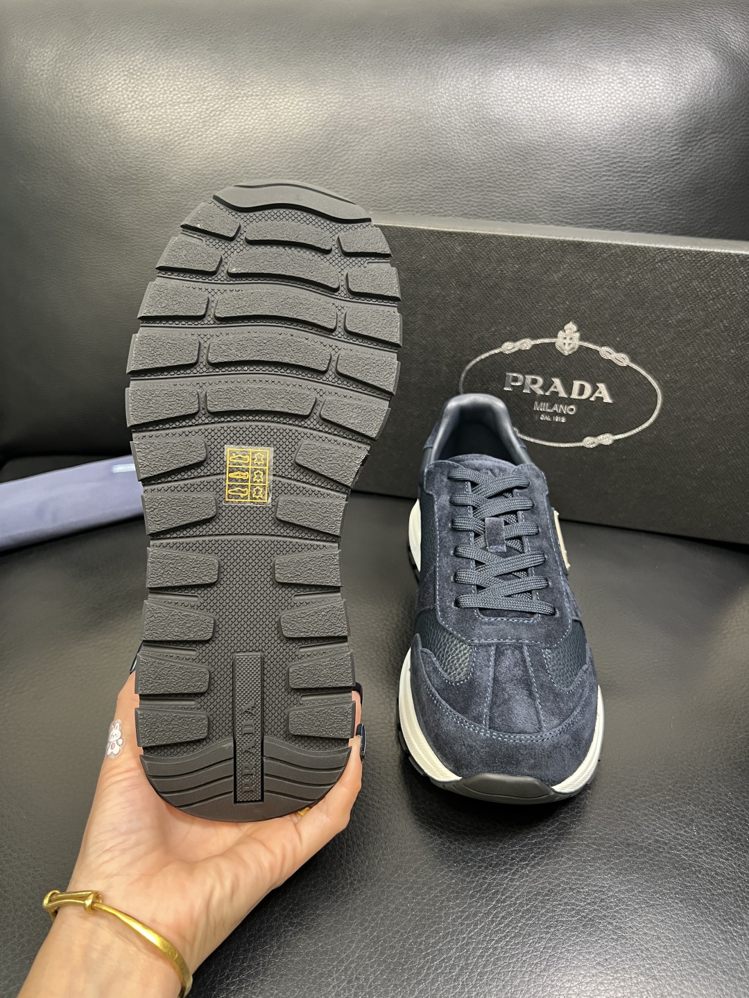 Prada 顶级工艺品，普拉达 专柜同步，原厂配置意大利进口牛皮面料，进口牛皮内里垫，透气舒适，鞋底：原