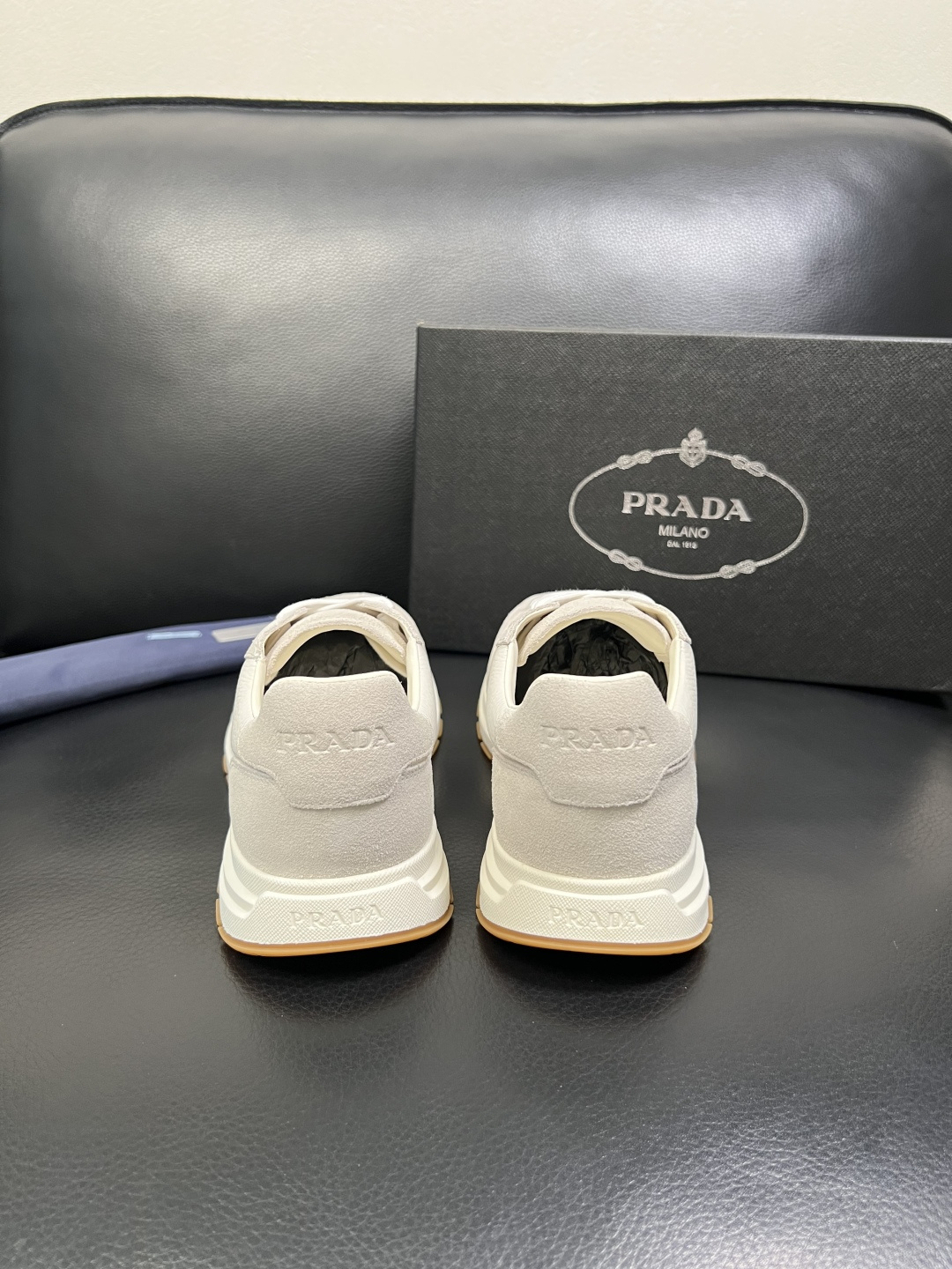 Prada 顶级工艺品，普拉达 专柜同步，原厂配置意大利进口牛皮面料，进口牛皮内里垫，透气舒适，鞋底：原