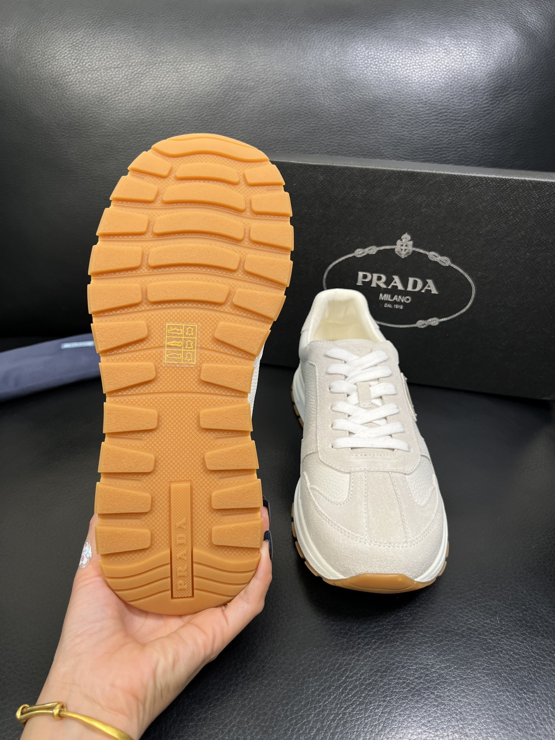 Prada 顶级工艺品，普拉达 专柜同步，原厂配置意大利进口牛皮面料，进口牛皮内里垫，透气舒适，鞋底：原