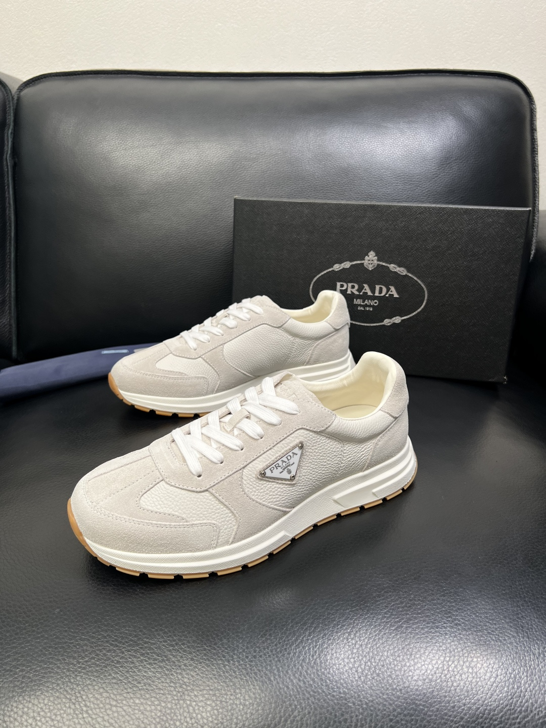 Prada 顶级工艺品，普拉达 专柜同步，原厂配置意大利进口牛皮面料，进口牛皮内里垫，透气舒适，鞋底：原