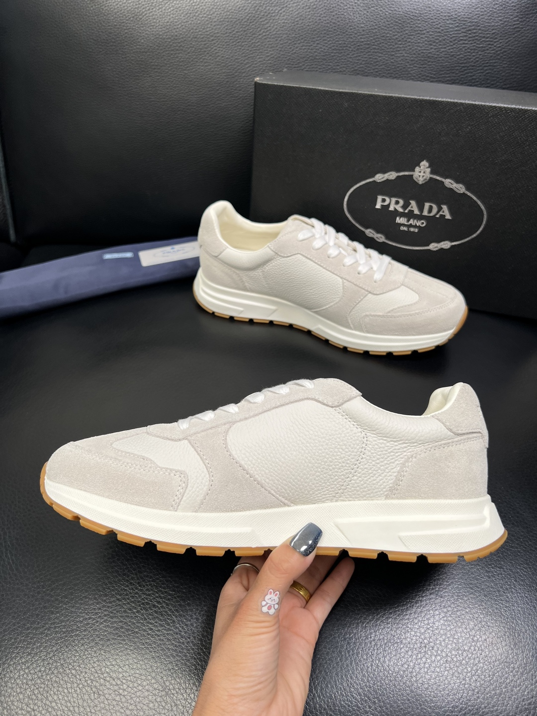 Prada 顶级工艺品，普拉达 专柜同步，原厂配置意大利进口牛皮面料，进口牛皮内里垫，透气舒适，鞋底：原