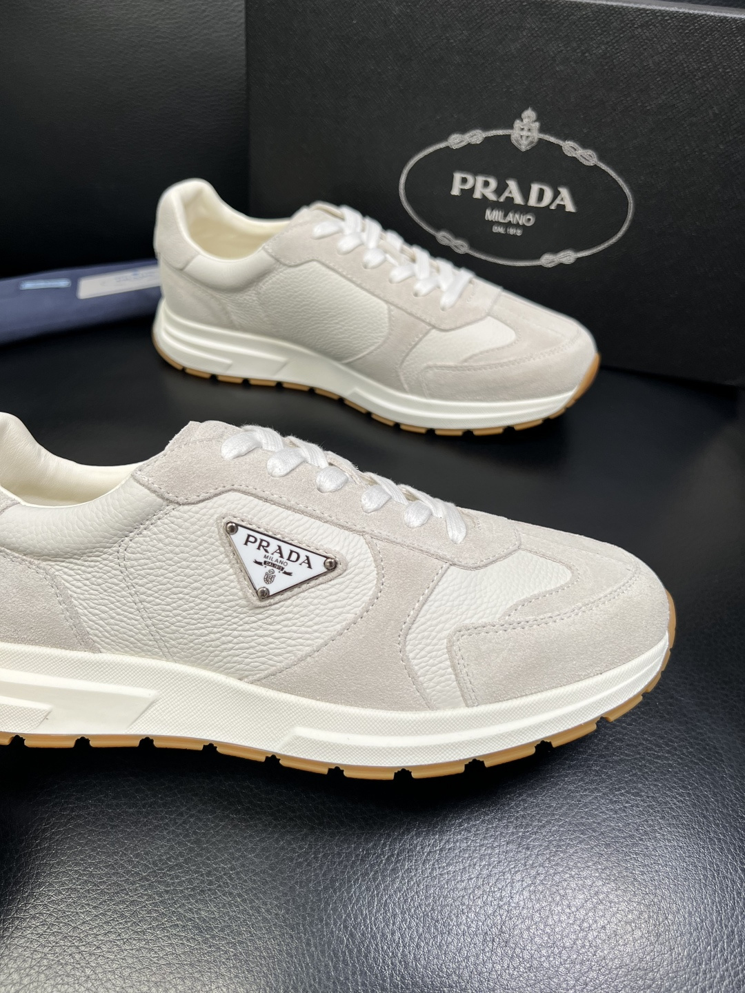 Prada 顶级工艺品，普拉达 专柜同步，原厂配置意大利进口牛皮面料，进口牛皮内里垫，透气舒适，鞋底：原