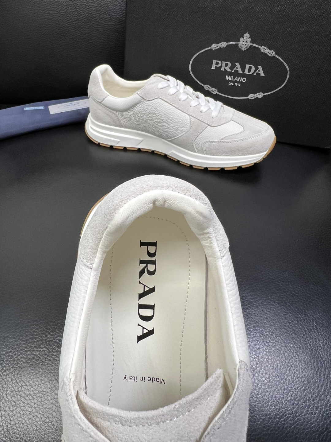 Prada 顶级工艺品，普拉达 专柜同步，原厂配置意大利进口牛皮面料，进口牛皮内里垫，透气舒适，鞋底：原