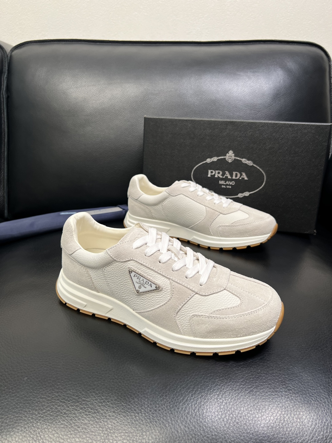 Prada 顶级工艺品，普拉达 专柜同步，原厂配置意大利进口牛皮面料，进口牛皮内里垫，透气舒适，鞋底：原