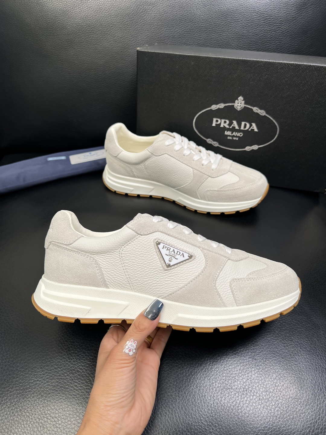 Prada 顶级工艺品，普拉达 专柜同步，原厂配置意大利进口牛皮面料，进口牛皮内里垫，透气舒适，鞋底：原
