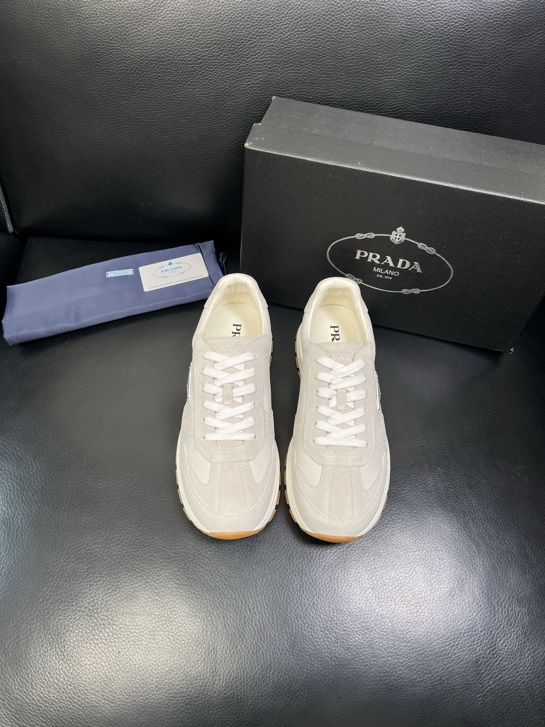 Prada 顶级工艺品，普拉达 专柜同步，原厂配置意大利进口牛皮面料，进口牛皮内里垫，透气舒适，鞋底：原