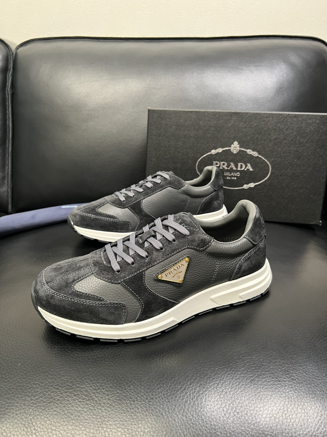 Prada 顶级工艺品，普拉达 专柜同步，原厂配置意大利进口牛皮面料，进口牛皮内里垫，透气舒适，鞋底：原