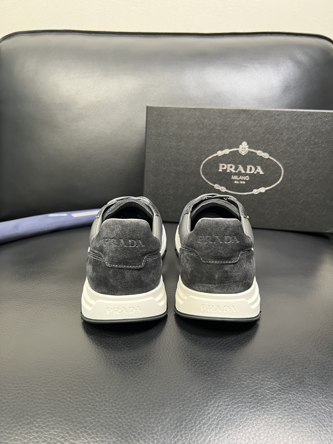 Prada 顶级工艺品，普拉达 专柜同步，原厂配置意大利进口牛皮面料，进口牛皮内里垫，透气舒适，鞋底：原