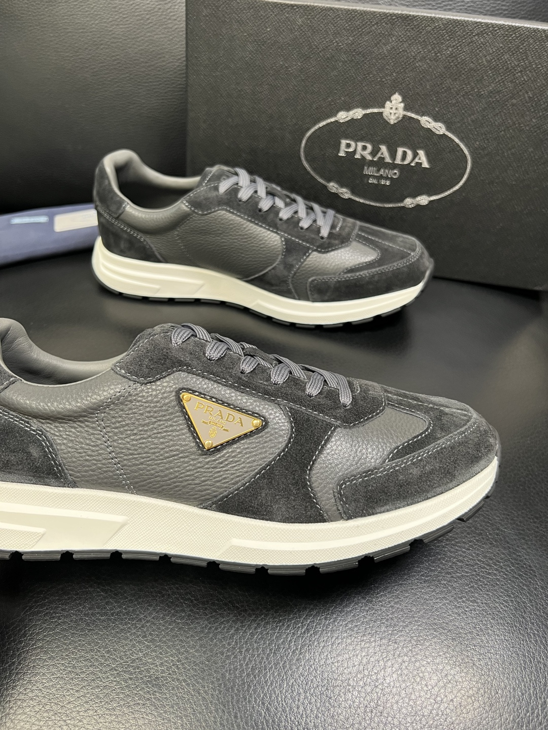 Prada 顶级工艺品，普拉达 专柜同步，原厂配置意大利进口牛皮面料，进口牛皮内里垫，透气舒适，鞋底：原