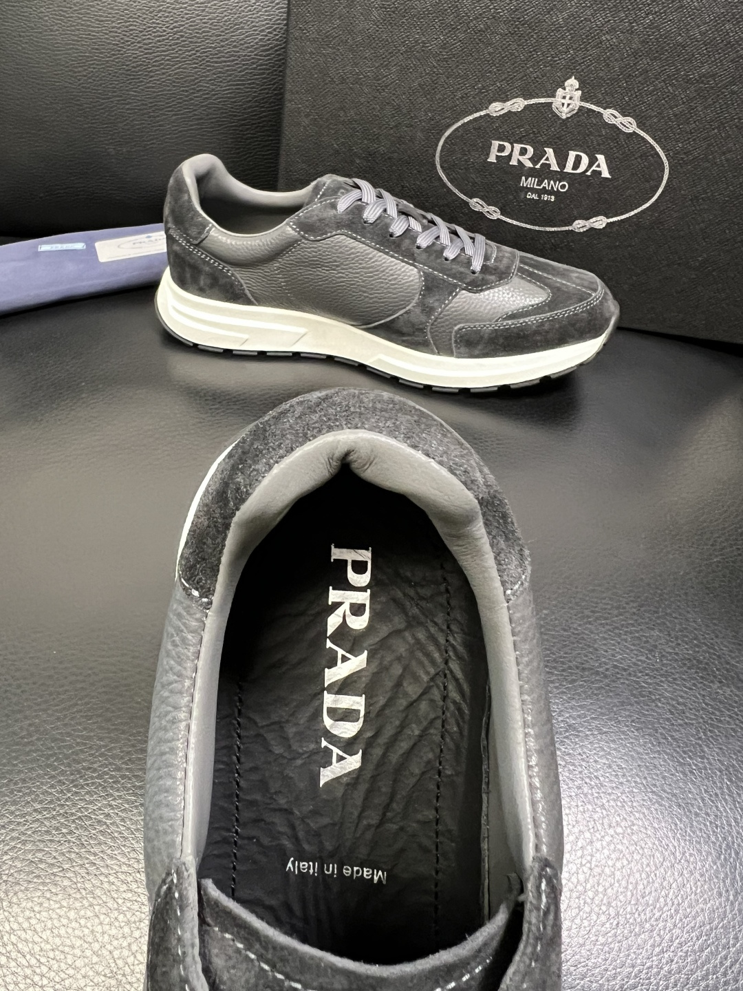 Prada 顶级工艺品，普拉达 专柜同步，原厂配置意大利进口牛皮面料，进口牛皮内里垫，透气舒适，鞋底：原