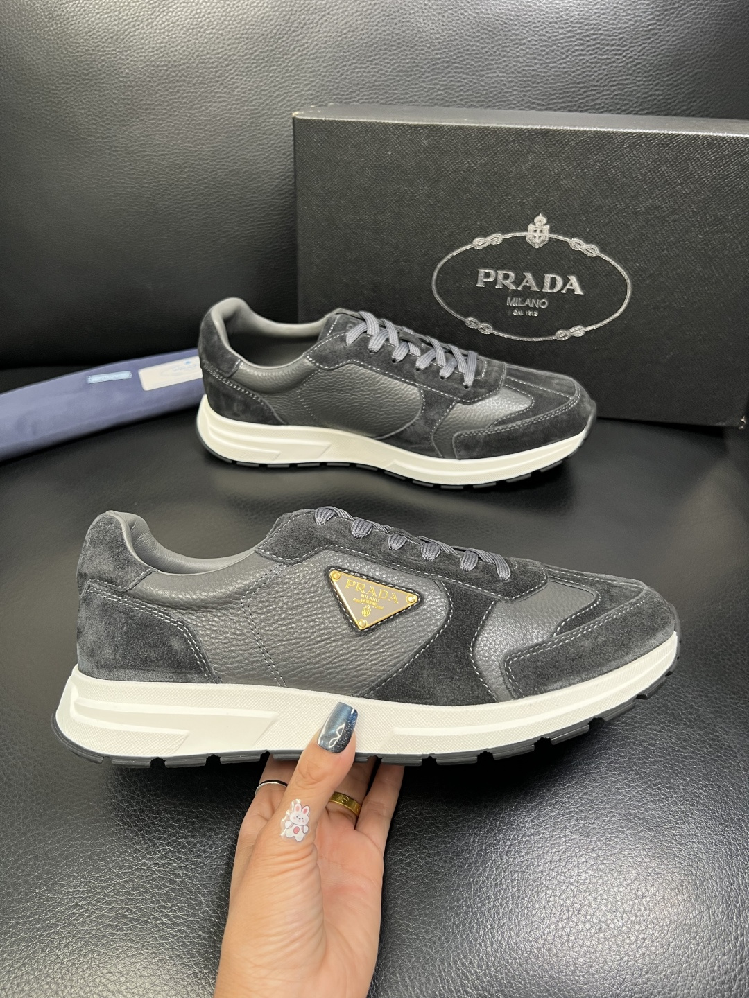 Prada 顶级工艺品，普拉达 专柜同步，原厂配置意大利进口牛皮面料，进口牛皮内里垫，透气舒适，鞋底：原