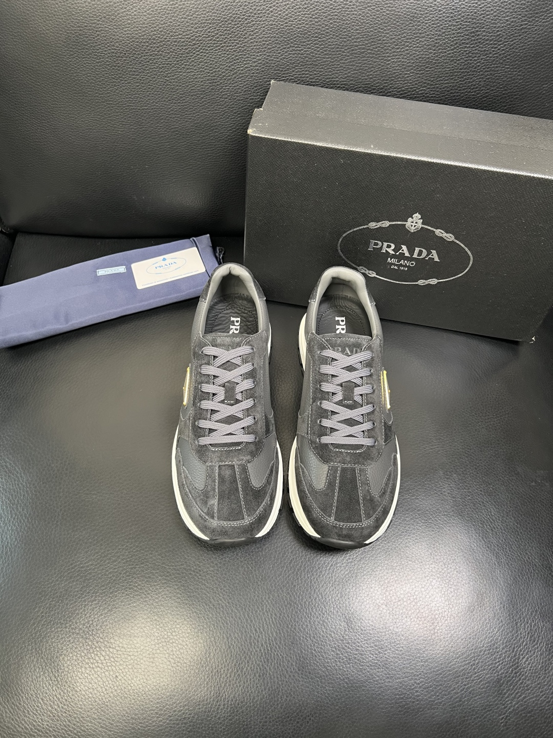 Prada 顶级工艺品，普拉达 专柜同步，原厂配置意大利进口牛皮面料，进口牛皮内里垫，透气舒适，鞋底：原