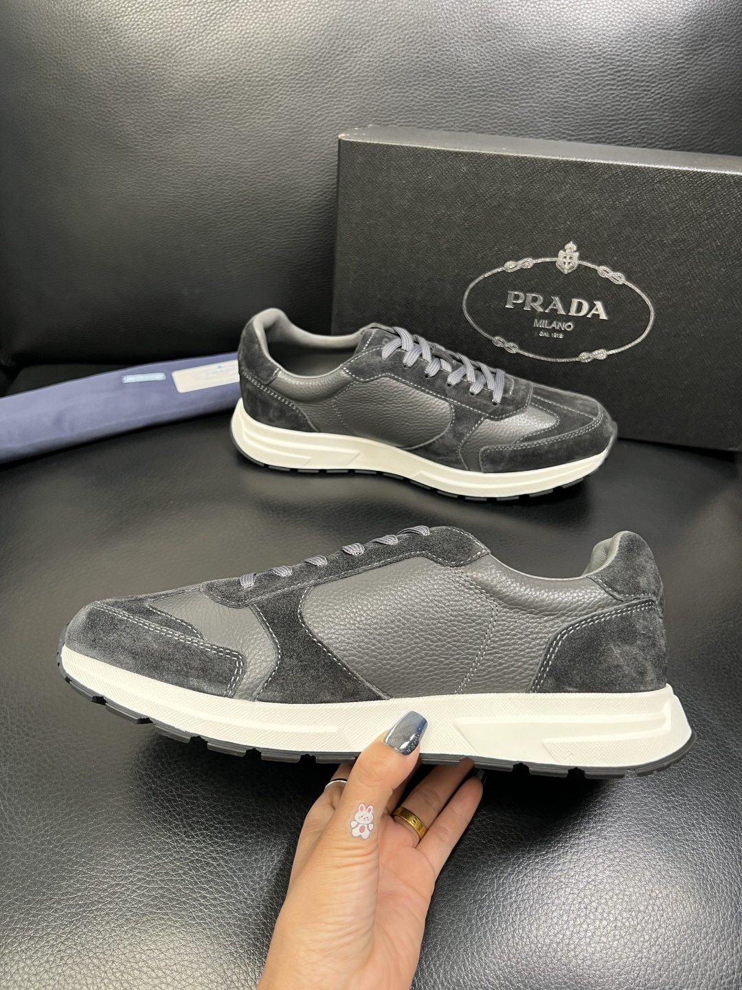 Prada 顶级工艺品，普拉达 专柜同步，原厂配置意大利进口牛皮面料，进口牛皮内里垫，透气舒适，鞋底：原