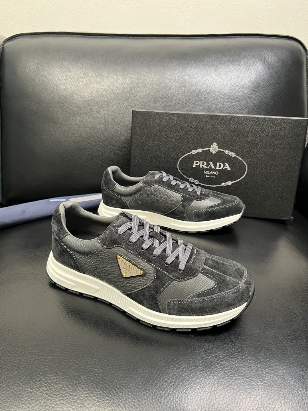 NO:589971,Prada top handicrafts, synchronized with Prada counters, original factory configuration of cowhide fabric imported from Italy, imported cowhide lining, breathable and comfortable, soles specially provided by the original factory, original factory and single goods, high quality, welcome to compare, code number 38-44 (customized 45 46),, prada, prada, cowhide19860909Prada 顶级工艺品,普拉达 专柜同步,原厂配置意大利进口牛皮面料,进口牛皮内里垫,透气舒适,鞋底原厂特供原版底,原厂跟单货 高品质 欢迎对比,码数 38-44（订做 45 46）,,prada,prada,cowhide,Men's shoes