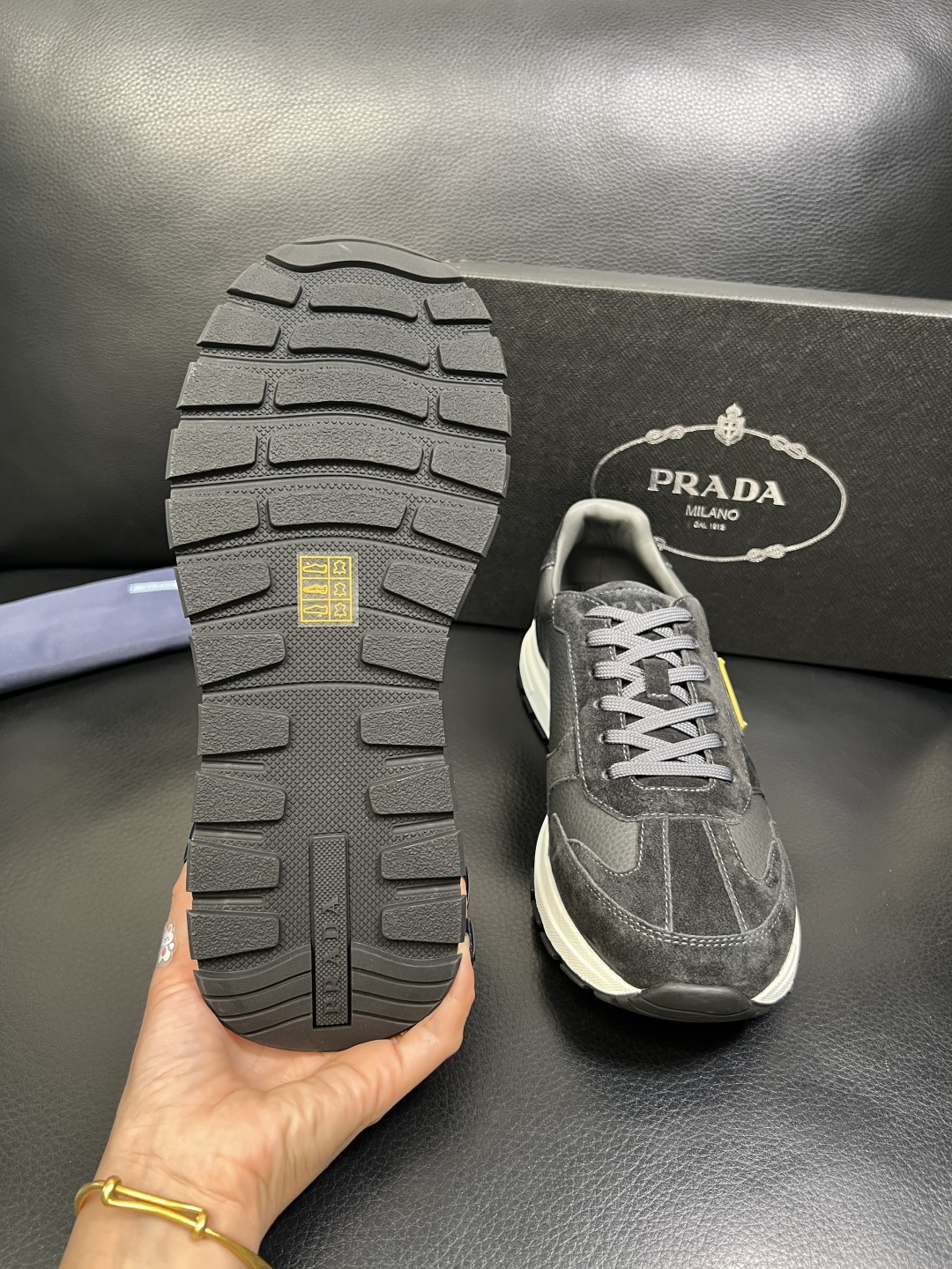 Prada 顶级工艺品，普拉达 专柜同步，原厂配置意大利进口牛皮面料，进口牛皮内里垫，透气舒适，鞋底：原