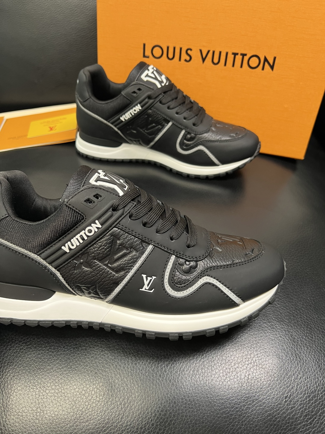 Lv 高品质 顶级工艺品 路易威登，运动板鞋专柜同步，鞋面意大利进口，高品质拼接缤纷色彩复杂工艺品，进口