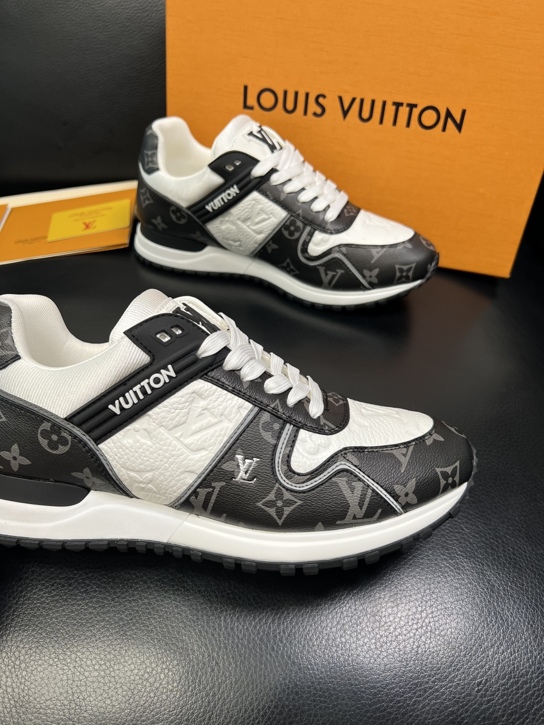 Lv 高品质 顶级工艺品 路易威登，运动板鞋专柜同步，鞋面意大利进口，高品质拼接缤纷色彩复杂工艺品，进口