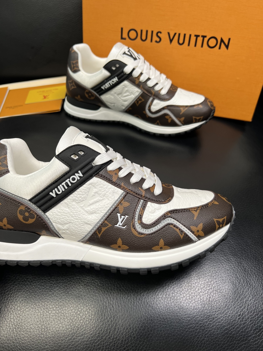 Lv 高品质 顶级工艺品 路易威登，运动板鞋专柜同步，鞋面意大利进口，高品质拼接缤纷色彩复杂工艺品，进口