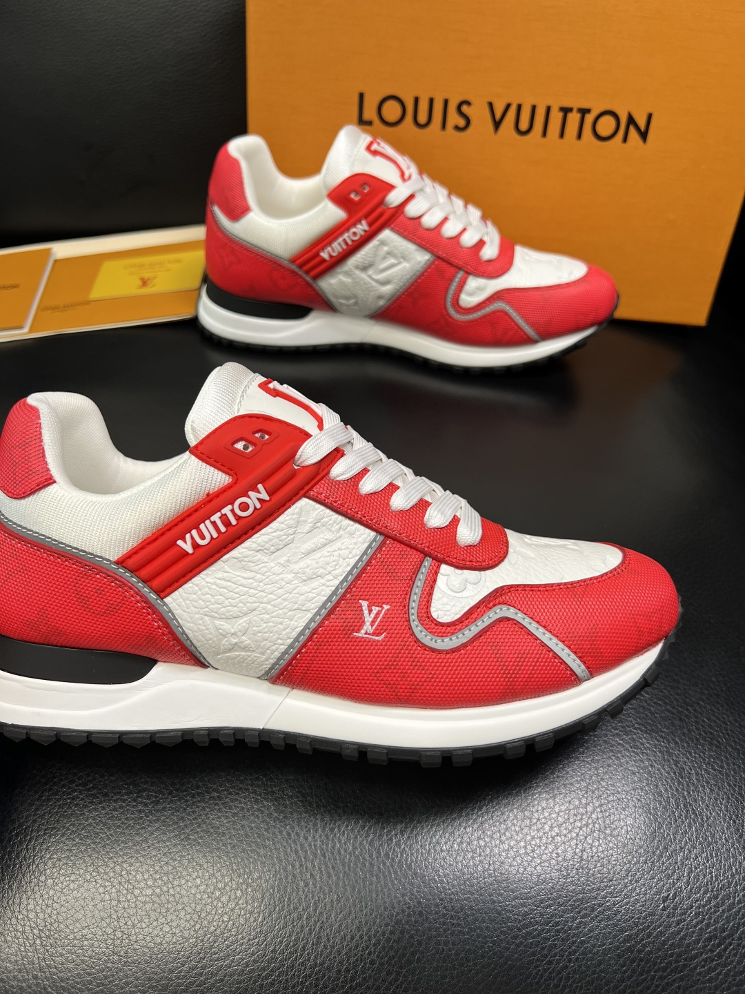 Lv 高品质 顶级工艺品 路易威登，运动板鞋专柜同步，鞋面意大利进口，高品质拼接缤纷色彩复杂工艺品，进口