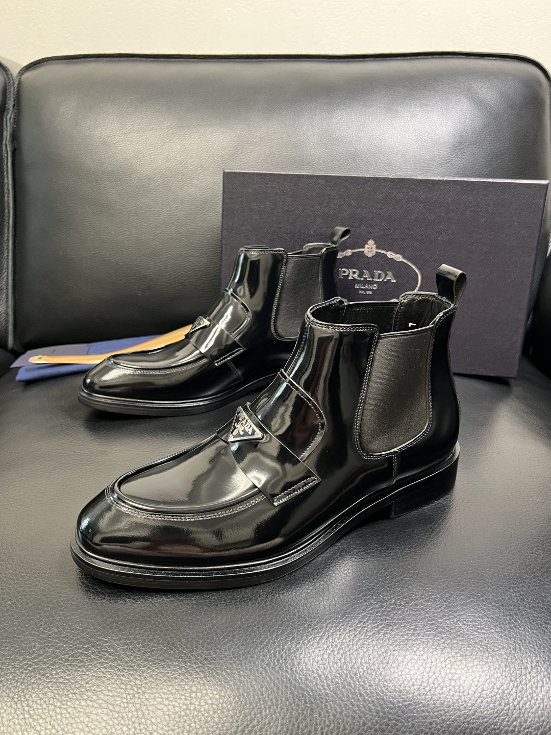 PRADA 高品质 顶级工艺品 普拉达 皮鞋专柜同步 原厂配置，意大利进口原版牛皮面料，透气舒适进口水染