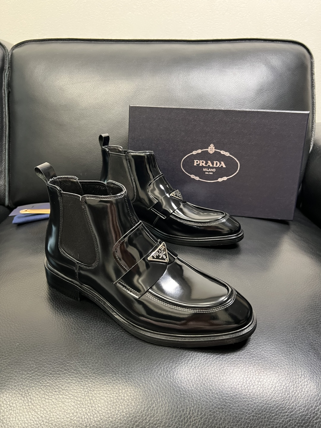 PRADA 高品质 顶级工艺品 普拉达 皮鞋专柜同步 原厂配置，意大利进口原版牛皮面料，透气舒适进口水染