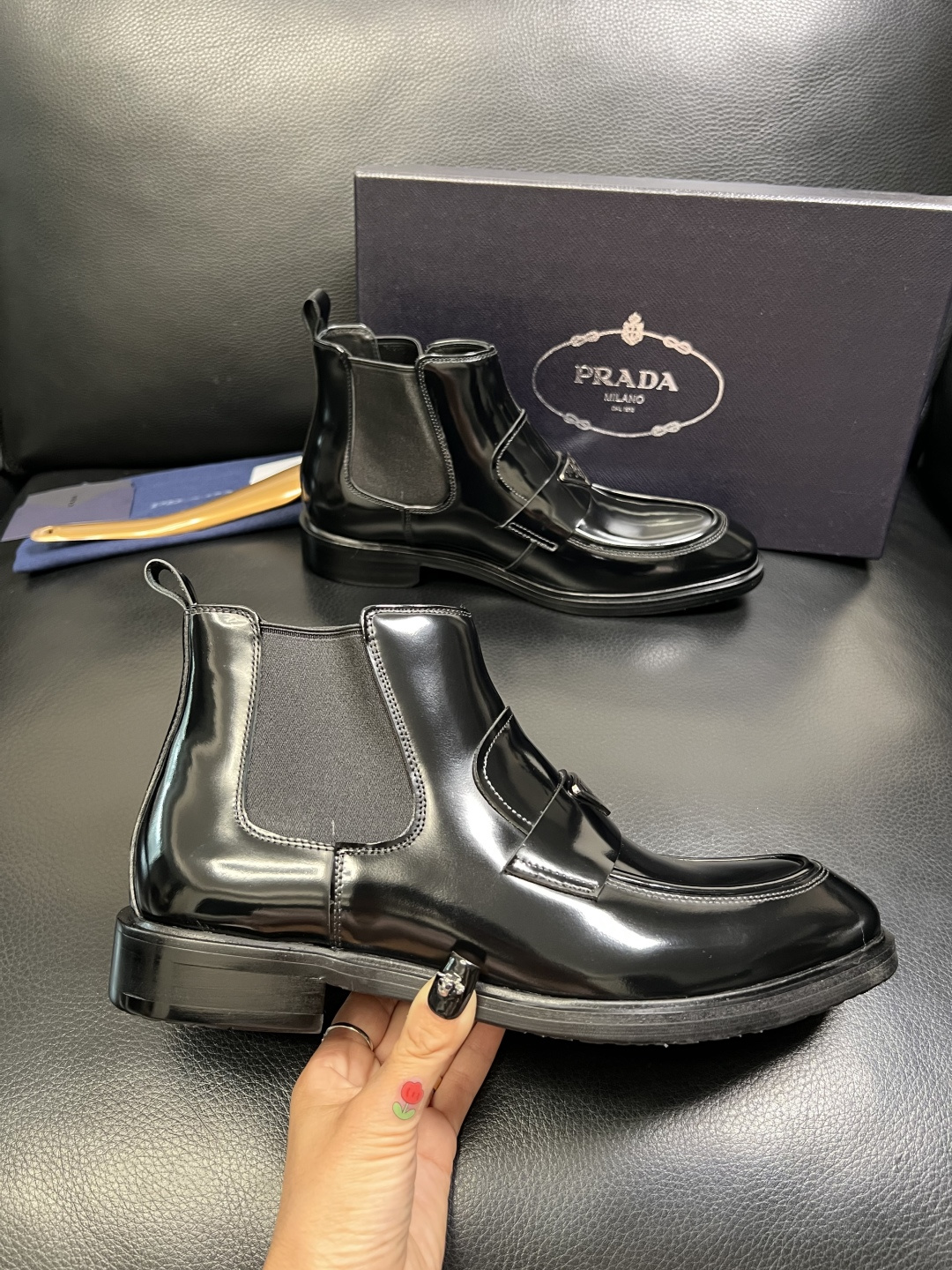 PRADA 高品质 顶级工艺品 普拉达 皮鞋专柜同步 原厂配置，意大利进口原版牛皮面料，透气舒适进口水染