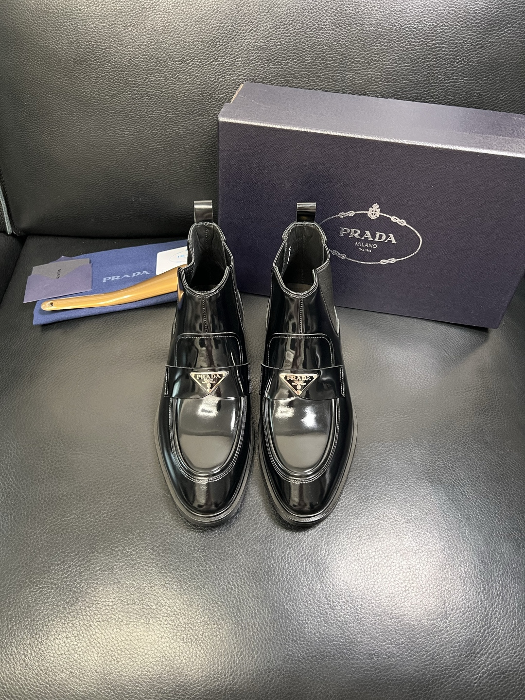 PRADA 高品质 顶级工艺品 普拉达 皮鞋专柜同步 原厂配置，意大利进口原版牛皮面料，透气舒适进口水染