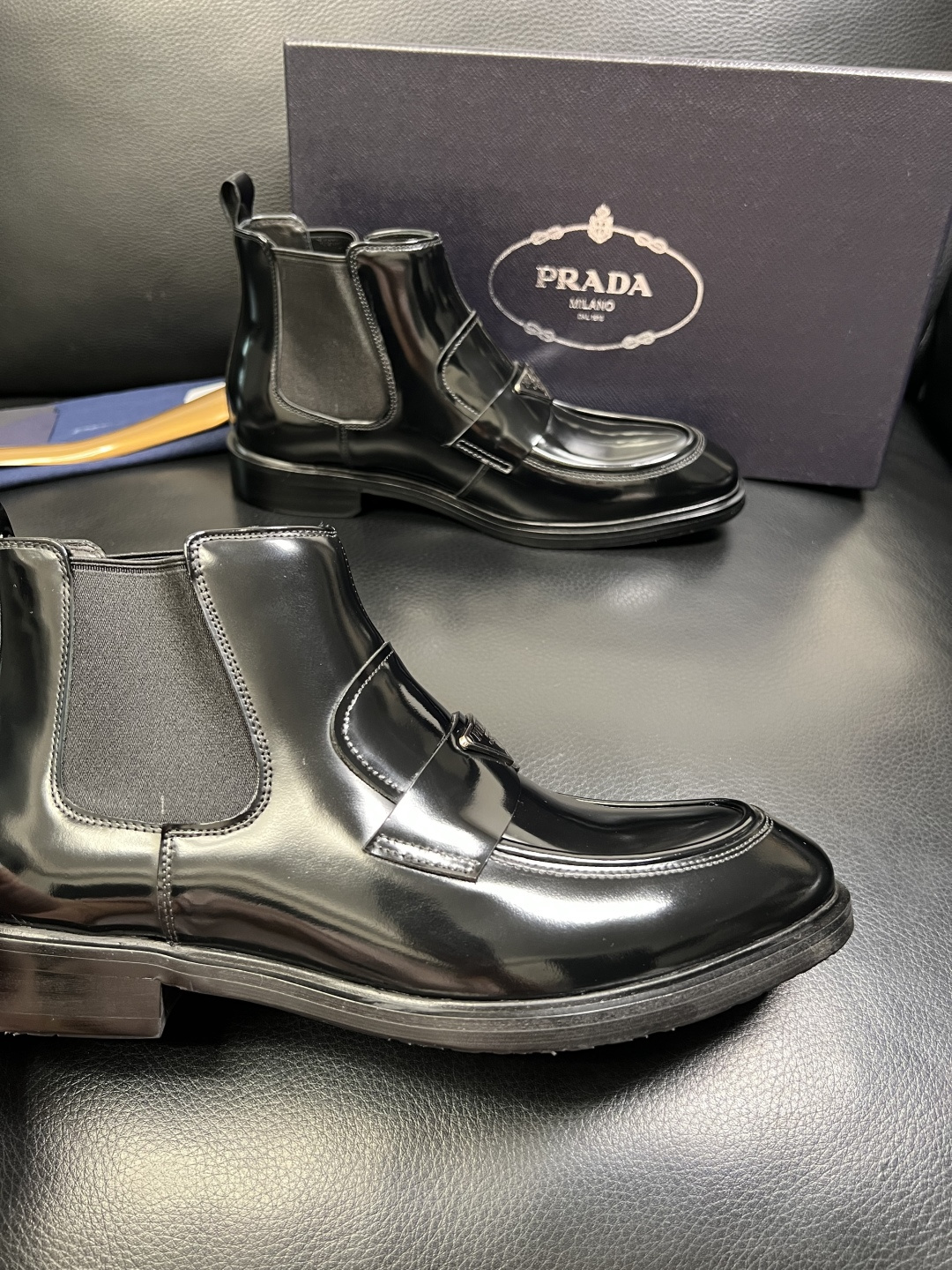 PRADA 高品质 顶级工艺品 普拉达 皮鞋专柜同步 原厂配置，意大利进口原版牛皮面料，透气舒适进口水染