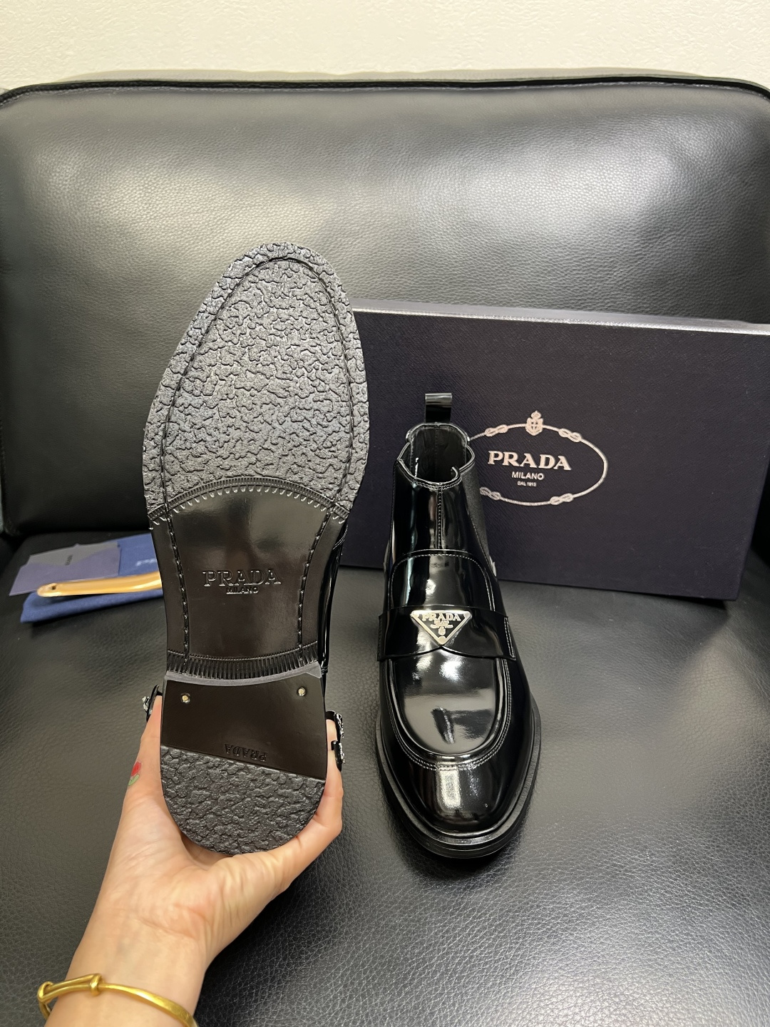 PRADA 高品质 顶级工艺品 普拉达 皮鞋专柜同步 原厂配置，意大利进口原版牛皮面料，透气舒适进口水染