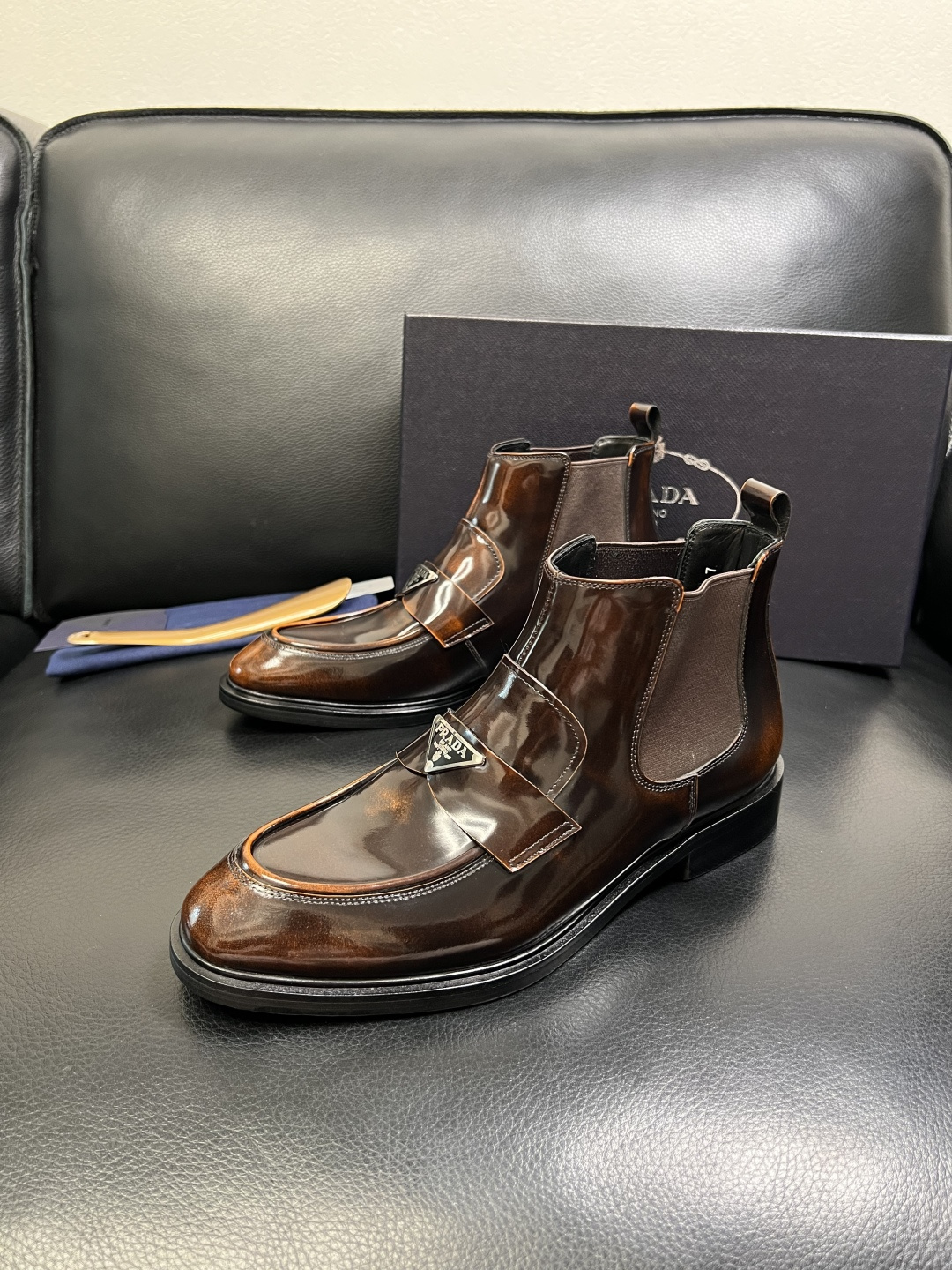 PRADA 高品质 顶级工艺品 普拉达 皮鞋专柜同步 原厂配置，意大利进口原版牛皮面料，透气舒适进口水染