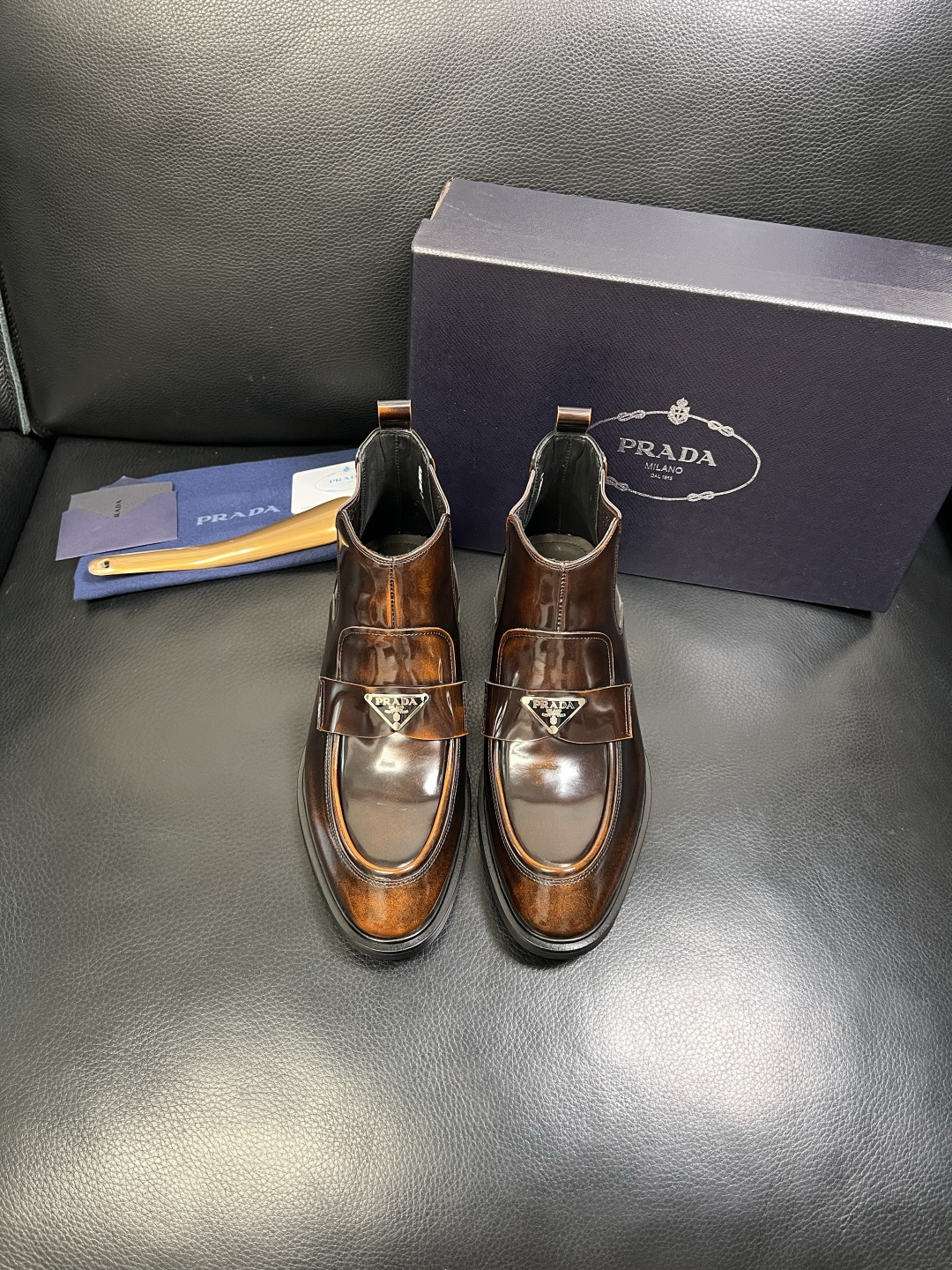 PRADA 高品质 顶级工艺品 普拉达 皮鞋专柜同步 原厂配置，意大利进口原版牛皮面料，透气舒适进口水染