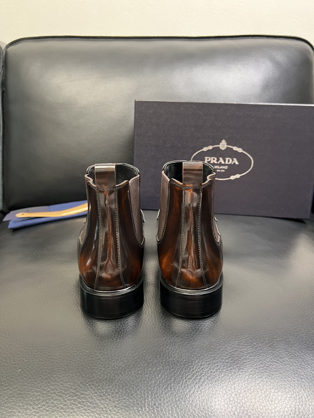 PRADA 高品质 顶级工艺品 普拉达 皮鞋专柜同步 原厂配置，意大利进口原版牛皮面料，透气舒适进口水染