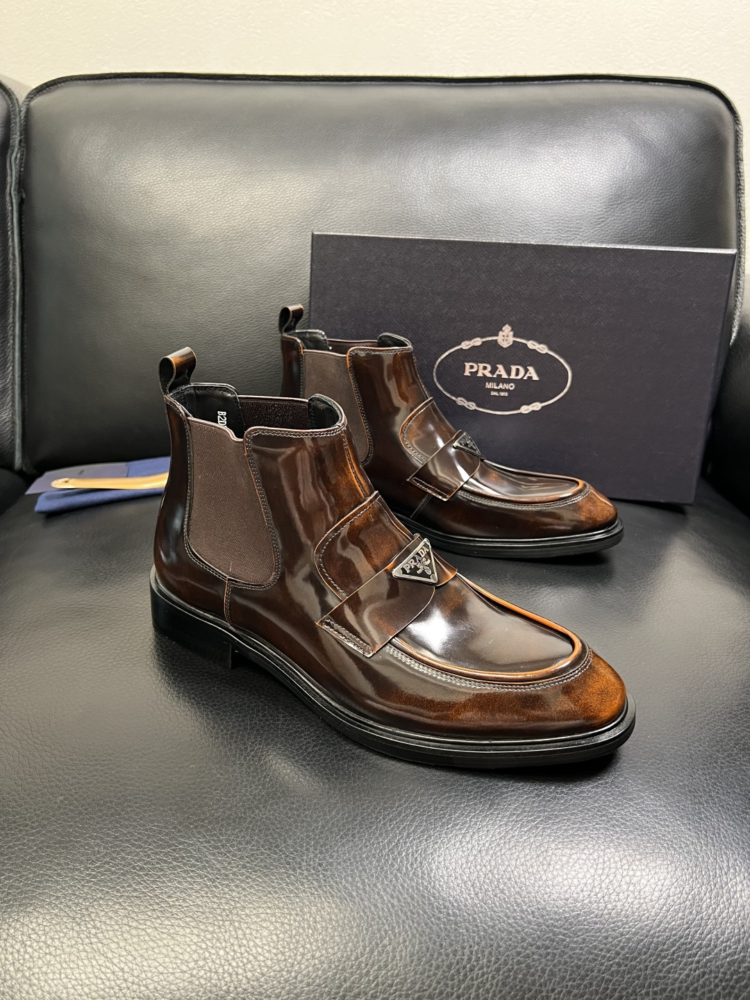 PRADA 高品质 顶级工艺品 普拉达 皮鞋专柜同步 原厂配置，意大利进口原版牛皮面料，透气舒适进口水染